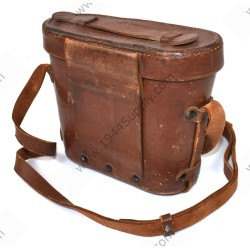 Jumelles dans étui en cuir