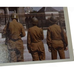Photo de GI's devant le tombeau de Napoléon Bonaparte