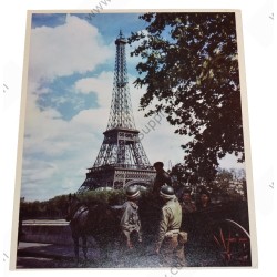 Photo de deux M.P.'s observant la tour Eiffel