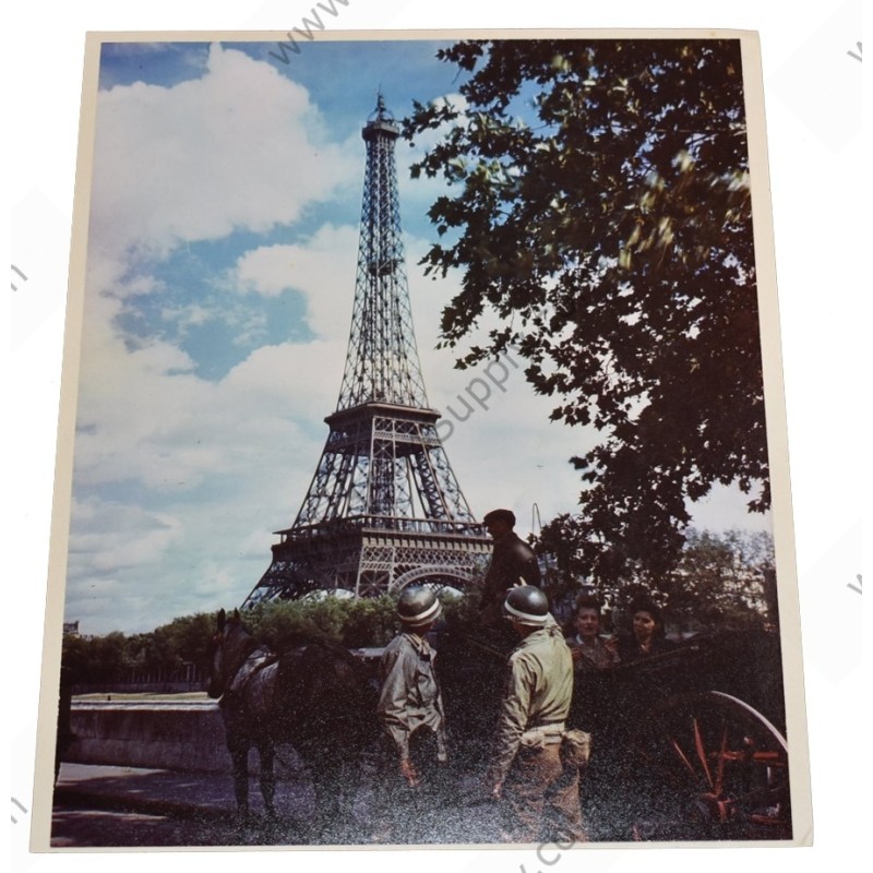 Photo de deux M.P.'s observant la tour Eiffel
