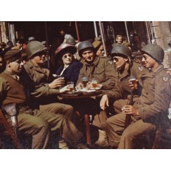 Photo of GI's sitting at a famous café in Paris