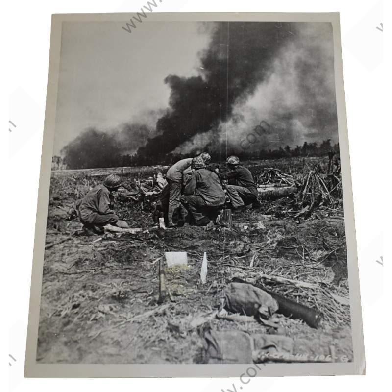Photo de GI's de la 7e division tirant avec un obusier de 75 mm