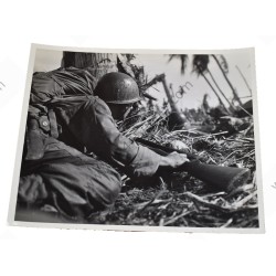 Photo d'un GI prêt à passer à l'attaque sur l'île de Wakde