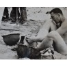 Photo d'un GI prenant un bain dans son casque sur l'île de Makin