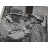 Photo du général Patton décorant un soldat de la 94e division